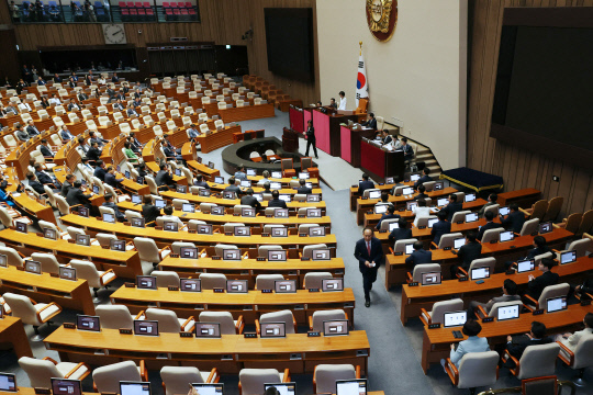 국민의힘 추경호 원내대표가 5일 오후 서울 여의도 국회에서 열린 제22대 국회 첫 본회의에서 의사진행 발언을 마친 뒤 본회의장을 나가고 있다. 연합뉴스