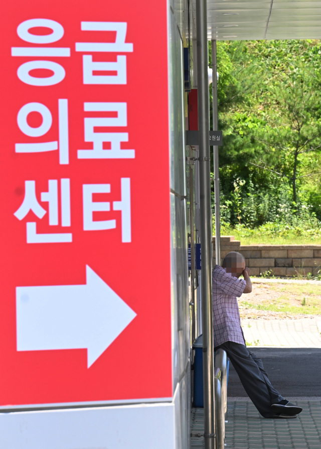 18일 경남도내 의원 200곳이 휴진 신고를 한 가운데 16일 창원의 한 병원에서 보호자가 응급의료센터 앞을 지키고 있다./김승권 기자/