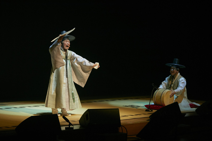 국가유산청이 오는 11일 오후 7시 30분 대전예술의전당 아트홀에서 '굿Good 보러 가자'를 개최한다. 사진은 지난달 2일 김일구(왼쪽) 명창이 군산예술의전당에서 공연하는 모습. 국가유산청.