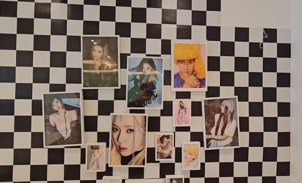 1층과 2층으로 올라가는 계단 공간에도 장원영, 에스파, 뉴진스 등 K-POP 스타들의 사진이 전시돼 있다.