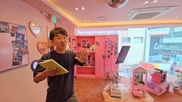 광주충장상권 상권활성화 추진단 고태훈 단장이 충장로 일원에 조성된 ‘Between Star and me K-pop 공유카페’ 내부를 소개하고 있다.