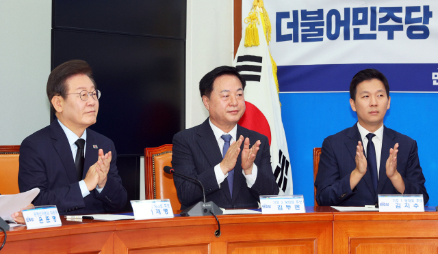 더불어민주당 이재명(왼쪽부터), 김두관, 김지수 당대표 후보가 15일 오전 국회에서 제1회 전국당원대회 후보자 공명선거 실천 서약식에서 박수치고 있다. 연합뉴스