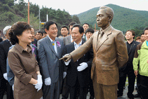 박근혜 전 대통령이 2011년 8월 경북 청도군 청도읍 신도마을에서 열린 제막식에 참석해 이상태 작가가 제작한 박정희 전 대통령의 동상을 바라보고 있다. 매일신문 DB.