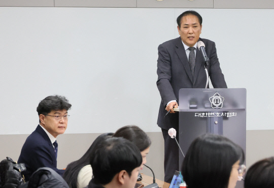 7일 서울 서초구 대한변호사협회에서 열린 대통령 탄핵심판 국회 소추위원 대리인단 기자간담회에서 장순욱 변호사가 모두 발언을 하고 있다. 연합뉴스