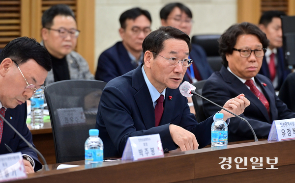 유정복 인천시장이 지난달 17일 시청 영상회의실에서 열린 ‘인천시-경제단체-유관기관 합동 인천시 비상경제대책회의’에서 모두발언을 하고 있다. 2024.12.17 /김용국기자 yong@kyeongin.com