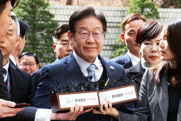 공직선거법 위반 항소심에서 무죄를 선고받은 더불어민주당 이재명 대표가 26일 오후 서울 서초구 서울고등법원에서 열린 2심 선고 공판에 출석하고 있다. 2025.3.26 /사진공동취재단