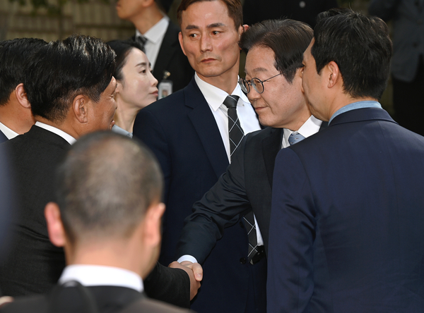 더불어민주당 이재명 대표가 26일 서울중앙지법에서 열린 공직선거법 위반 사건 항소심에서 무죄를 선고받은 뒤 의원들과 악수하고 있다. 2025.3.26 /연합뉴스
