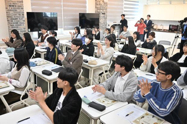 광주시 광산구 성덕고 학생들이 지난 4일 민주시민교육 수업 도중 헌재의 파면 선고를 지켜보고 있다. /최현배 기자choi@kwangju.co.kr