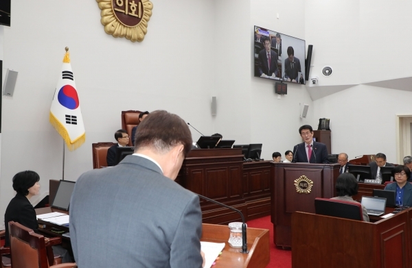 고태민 제주도의회 의원(국민의힘·애월읍갑)이 7일 437회 임시회에서 오영훈 제주도지사를 상대로 도정질문을 하고 있다.