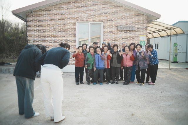 지난 10일 '청년 이장' 취재진들이 석 달간 사랑으로 맞이해 주신 화정마을 주민들에게 인사하고 있다. 김지원 기자