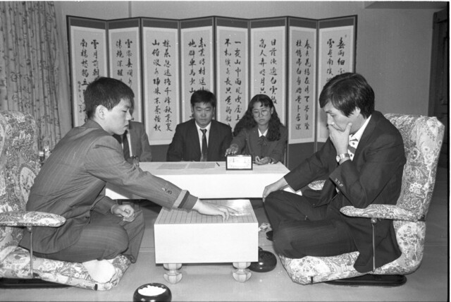 지난 1991년 9월 말 전주 코아호텔에서 이창호(왼쪽)와 조훈현(오른쪽)이 첫 대결을 펼치고 있다. 전북일보 DB