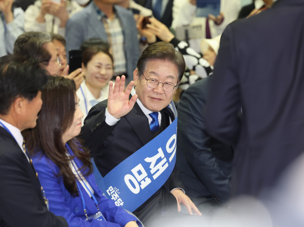 더불어민주당 이재명 대선 경선 후보가 20일 울산시 울산전시컨벤션센터에서 열린 ‘제21대 대통령선거 후보자 선출을 위한 영남권 합동연설회’에 이은 투표 결과 발표 후 지지자들에게 인사하고 있다. /연합뉴스