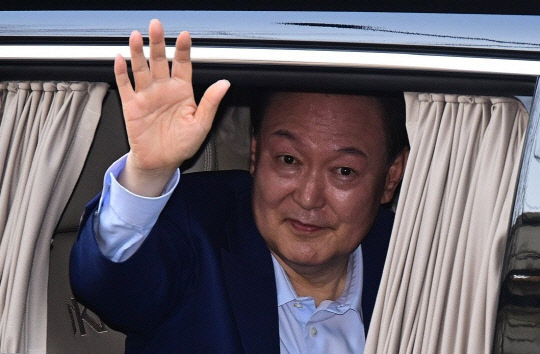 윤석열 전 대통령이 11일 한남동 관저에서 서울 서초구 아크로비스타 사저로 이동하며 지지자들에게 인사하고 있다. 연합뉴스
