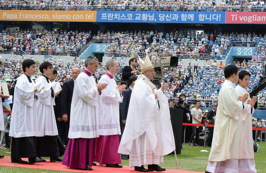 2014년 8월 15일 프란치스코 교황이 대전월드컵경기장에서 열린 성모 승천 대축일 미사를 집전하기위해 입장하고 있다. 대전일보DB.