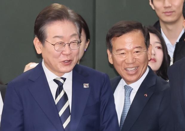 더불어민주당 이재명 대선 경선 후보가 지난 21일 서울서 열린 자본시장 활성화를 위한 정책간담회에 서유석 금융투자협회장(오른쪽)과 함께 참석하고 있다. /연합뉴스