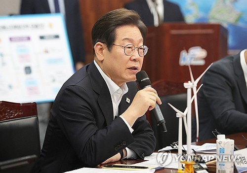 더불어민주당 이재명 대선 경선 후보가 24일 오전 전북 새만금33센터를 방문해 발언하고 있다. 연합뉴스