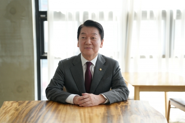 안철수 국민의힘 경선 후보가 28일 충북 청주시에 있는 카페에서 한국지방신문협회 공동 취재단과 인터뷰를 하고 있다. 한국지방신문협회 공동 취재단 제공