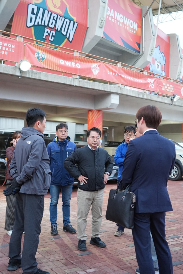 육동한 춘천시장이 지난 3일 강원FC 춘천 홈경기에 앞서 구단이 비표를 회수해 출입을 제한 당하자 직원들과 상황을 논의하고 있다.
