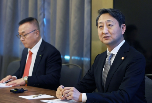 안덕근 산업통상자원부 장관이 지난 6일(현지시간) 체코 프라하 도착 직후 열린 기자 간담회에서 발언하고 있다. 왼쪽은 황주호 한수원 사장./연합뉴스/