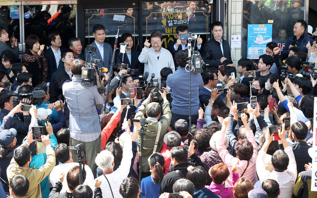 골목골목 민심을 청취하는 경청 투어에 나선 이재명 더불어민주당 대선후보가 7일 진안군 진안시외버스공용정류장 인근에서 시민들에게 인사하고 있다. 조현욱 기자