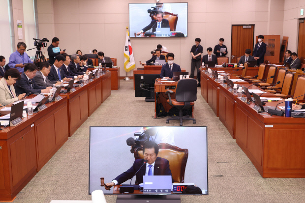 7일 서울 여의도 국회에서 국민의힘 의원들이 퇴장한 가운데 열린 법제사법위원회 전체회의에서 정청래 위원장이 윤석열 전 대통령 등에 의한 내란ㆍ외환 행위의 진상규명을 위한 특별검사 임명 등에 관한 법률안 통과를 알리며 의사봉을 두드리고 있다. /연합뉴스