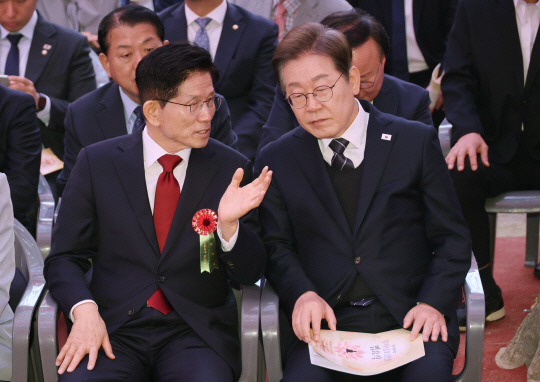 더불어민주당 이재명 대선 후보(오른쪽)와 국민의힘 김문수 대선 후보가 지난 5일 서울 종로구 조계사에서 열린 불기 2569년 부처님오신날 봉축법요식에 참석해 대화하고 있다. 연합뉴스