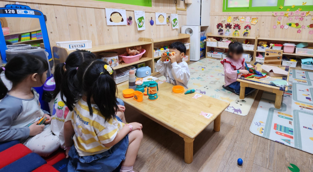 ‘경남형 365어린이집‘ 중 하나인 창원시 팔용동 소재 세계어린이집에서 11일 오전 아이들이 놀이를 하고 있다. /진휘준 수습기자/