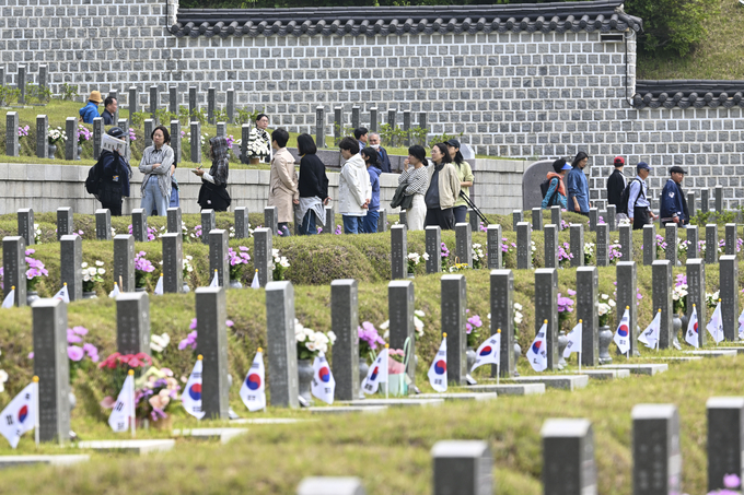 제45주년 5·18민주화 운동 기념일을 일주일여 앞두고 11일 광주 북구 운정동 국립5·18민주묘지를 찾은 참배객들이 묘역을 둘러보며 영령들을 추모하고 있다. /김진수 기자 jeans@kwangju.co.kr
