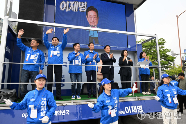 제21대 대통령 선거 공식선거운동이 시작된 12일 춘천 퇴계사거리에서 선거운동원들이 더불어민주당 이재명 대선 후보에 대한 지지를 호소하고 있다. 신세희기자