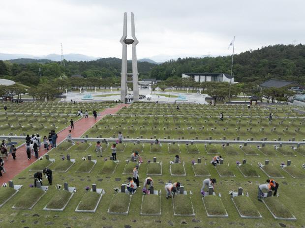‘12·3 비상계엄 사태’와 5·18을 다룬 책 ‘소년이 온다’의 저자 한강 작가의 노벨문학상 수상 등으로 5·18 민주화운동에 대한 세계적인 관심이 높아지고 있다. 5·18에 대한 폭넓은 공감대가 확산하고 있는만큼 5·18 정신을 헌법 전문에 수록하는 적기라는 목소리도 커지고 있다. 국립5·18민주묘지를 찾은 참배객들이 5·18 희생자들의 묘비를 닦는 봉사활동을 하고 있다. /최현배 기자 choi@kwangju.co.kr