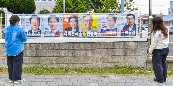 제21대 대선을 19일 앞둔 15일 제주시 이도2동 통계인재개발원 제주분원 입구 펜스에 21대 대선 후보 벽보가 부착됐다. 고봉수 기자<br>
