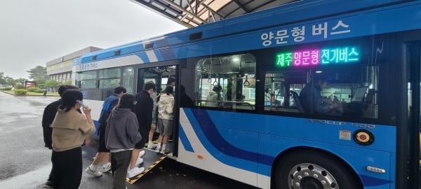 제주특별자치도는 제주시 서광로 3.1㎞(신제주 입구~광양사거리)에서 제주형 간선급행버스체계(BRT) 사업을 지난 9일부터 시행하고 있다. 사진은 양문형 버스에 승차하는 모습.