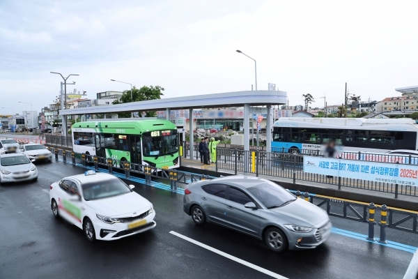 제주시 서광로 3.1㎞(신제주 입구~광양사거리)에서 제주형 간선급행버스체계(BRT) 사업이 시행된 모습. 사진은 제주시 오라오거리 인근에 설치된 섬식정류장 모습.