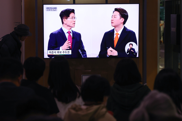 18일 서울역 대합실에서 시민들이 제21대 대선 1차 후보자 토론회 중계방송을 지켜보고 있다. 2025.5.18 /연합뉴스