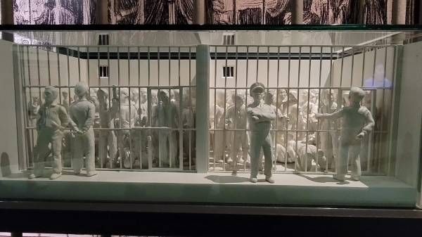 제주4.3평화기념관 전시관에 설치된 옛 제주경찰서 유치장 모형도. 1947년 3·10도민 총파업 당시 많은 도민들이 수감되면서 유치장에는 발 디딜 없이 사람들이 들어찼다.