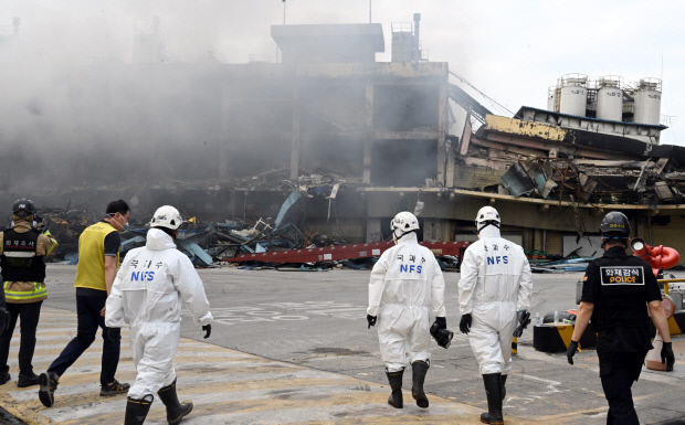 금호타이어 광주공장 화재 발생 사흘째인 19일 광주시 광산구 금호타이어 2공장에서 국과수, 경찰, 소방 등 관계자가 화재 현장을 조사하고 있다. /나명주 기자mjna@kwangju.co.kr