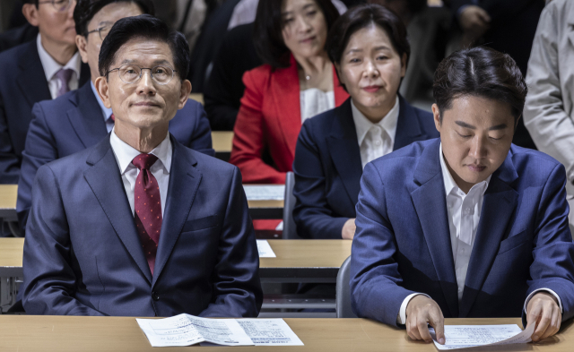 국민의힘 김문수 대선후보와 개혁신당 이준석 대선후보가 19일 서울 중구 서울시청에서 열린 '약자와 동행하는 서울 토론회'에 참석해 오세훈 서울시장의 환영사를 듣고 있다. 연합뉴스