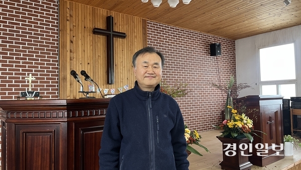 성소수자 축복식을 거행했다는 이유로 기독교대한감리회 총회 재판위원회에서 정직 10개월을 선고받은 강화 남산교회 윤여군 목사. /경인일보DB