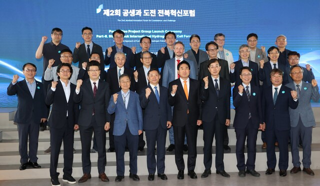 21일 우석대학교 W-SKY 23에서 열린 '제2회 공생과 도전 전북혁신포럼'에서 서창훈 우석학원 이사장과 박노준 총장, 이흥기 부총장 등 참석자들이 기념촬영을 하고 있다. 조현욱 기자