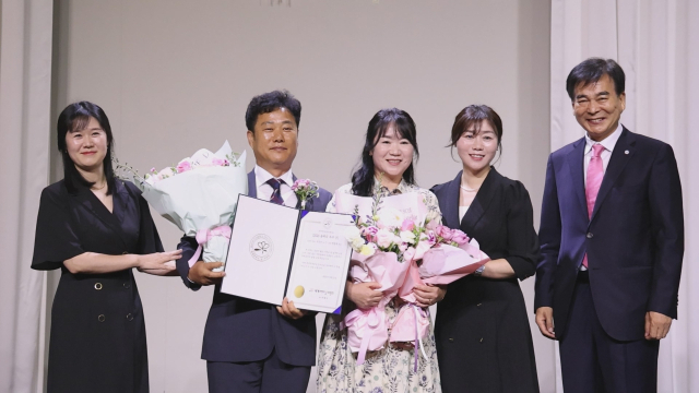 21일 세계부부의날 기념식에서 올해의 모범 부부상 대상을 수상한 박원제·우정민씨 부부가 하충식 의장 및 가족들과 기념촬영을 하고 있다./창원한마음병원/