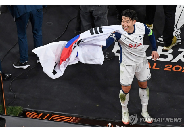 태극기 두른 손흥민. 사진=연합뉴스