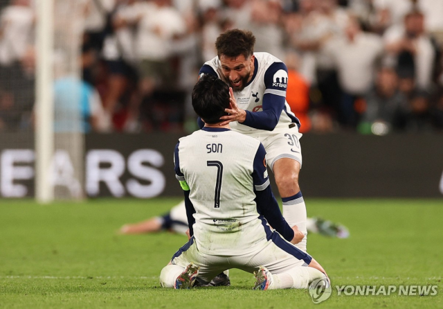 벤탕쿠르와 우승 감격 나누는 손흥민. 사진=연합뉴스