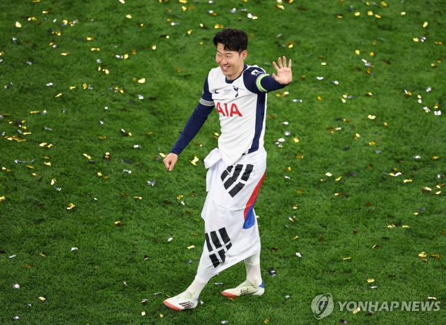 태극기를 허리에 두르고 팬들에게 인사하는 손흥민