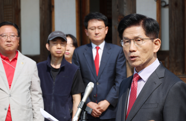국민의힘 김문수 대선 후보가 25일 충북 옥천군 육영수 여사 생가를 방문한 뒤 취재진 앞에서 현안 관련 입장 발표를 하고 있다. 연합뉴스