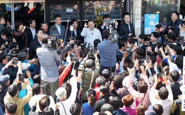 지난 11일 골목골목 민심을 청취하는 경청 투어에 나선 이재명 더불어민주당 대선후보가 7일 진안군 진안시외버스공용정류장 인근에서 시민들에게 인사하고 있다. /조현욱 기자