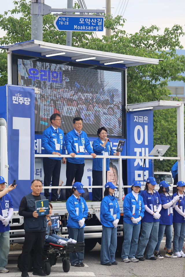 지난 24일 완주 모악산에서 김선민 조국혁신당 당대표 권한대행이 안호영 국회의원과 함께 이재명 후보 지지연설을 하고 있다./사진=더불어민주당 전북특별자치도당 제공
