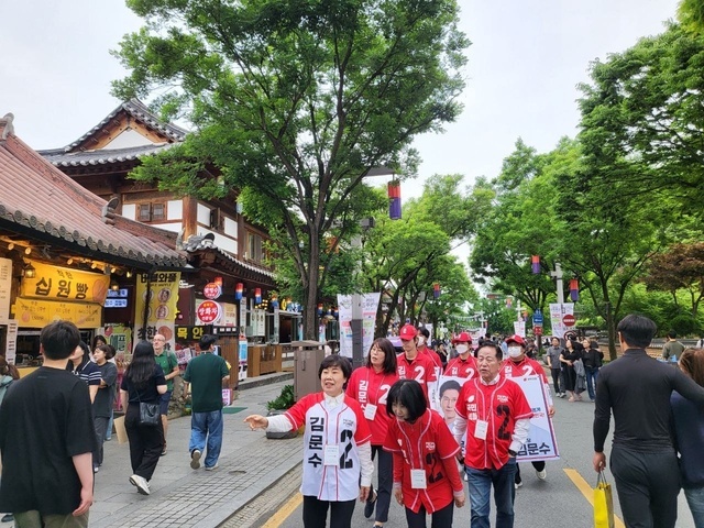 조배숙 국민의힘 전북특별자치도 도당위원장이 24일 전주한옥마을에서 거리 행진 유세를 하고 있다./사진=국민의힘 전북특별자치도당 제공