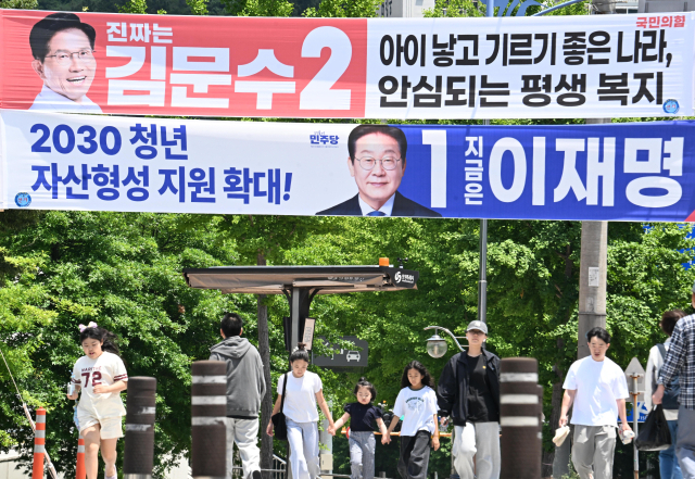 제21대 대통령 선거를 9일 앞둔 25일 창원시 마산회원구 양덕동에 이재명 더불어민주당 대선 후보와 김문수 국민의힘 대선후보 현수막이 나란히 걸려 있다./성승건 기자/