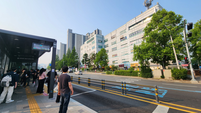 창원 시내버스 파업 첫날인 28일 오전 7시 20분께 상남사거리 인근 대동백화점 버스정류장(도계 방면)에서 시민들이 버스를 기다리고 있다./진휘준 수습기자/