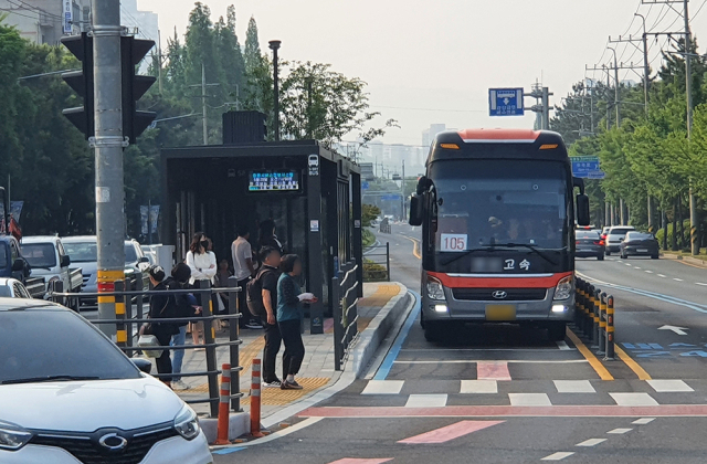 창원 시내버스 파업 첫날인 28일 오전 7시 20분께 창원시 의창구 도계동 의창구청 앞 버스정류장(의창스포츠센터 방면)에 버스 번호가 적힌 종이를 부착한 전세버스가 들어오고 있다./김태형 기자/